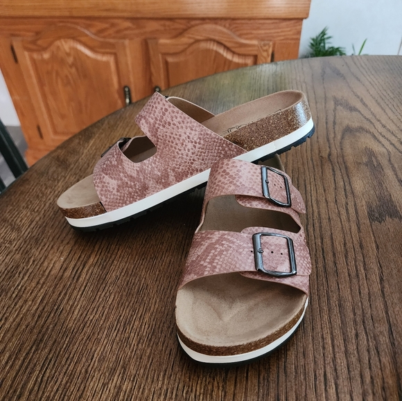 Corkys beach babe slides - Picture 2 of 7